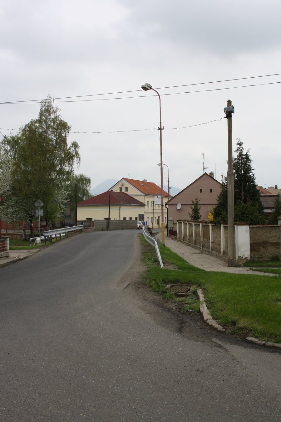File:Lukavec (okres Litoměřice), hlavní ulice.jpg