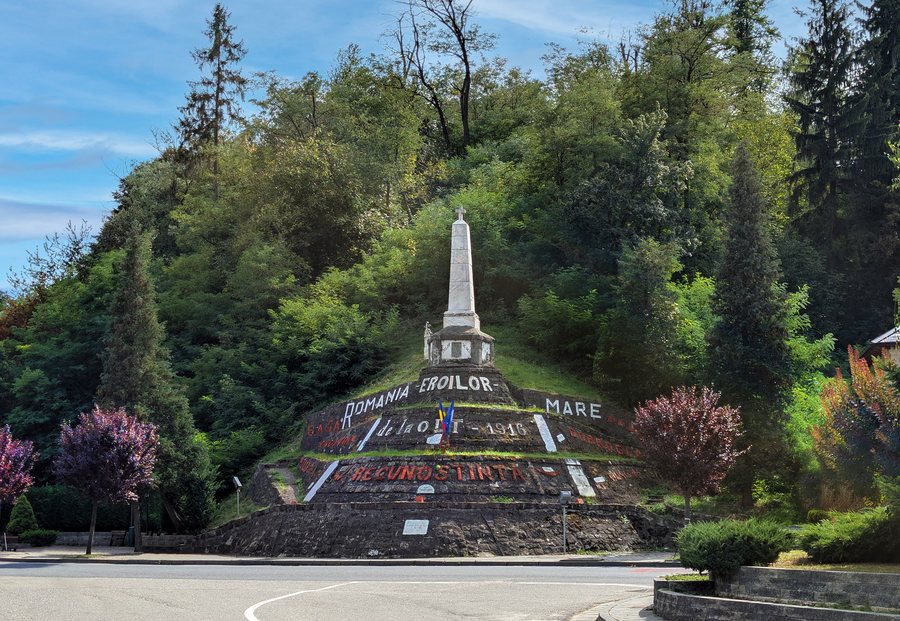 File:Monumentul Eroilor din orașul Brezoi.jpg