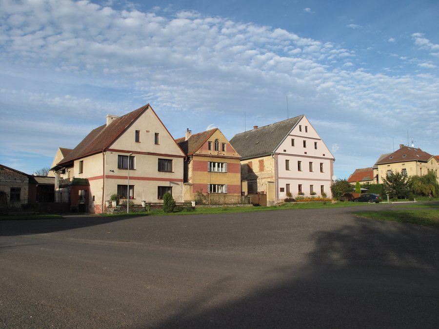 File:Malešov (Hoštka), domy na návsi.jpg