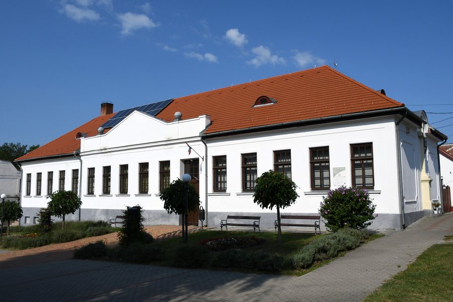 File:Nagytevel, Bakony-éri turistaház 2021 01.jpg