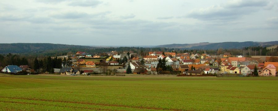 File:Smědčice, pohled od jihovýchodu.JPG