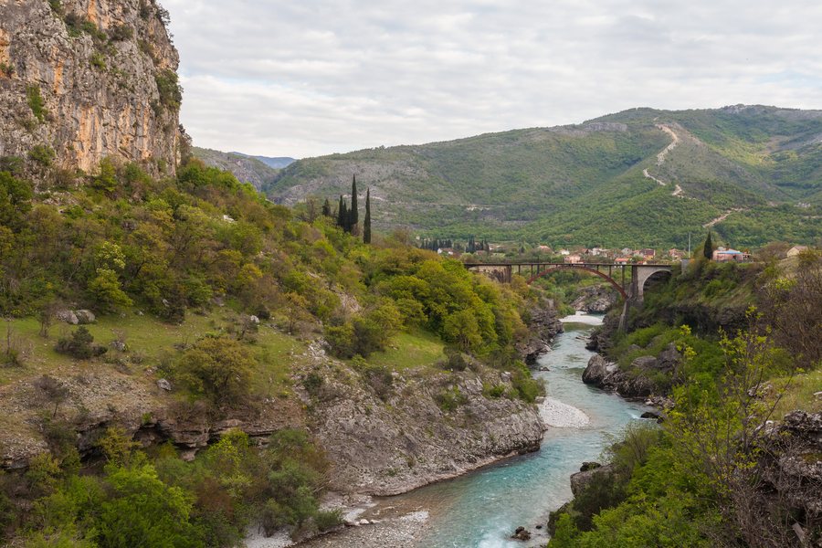 File:Río Moraca, norte de Podgorica, Montenegro, 2014-04-14, DD 05.JPG