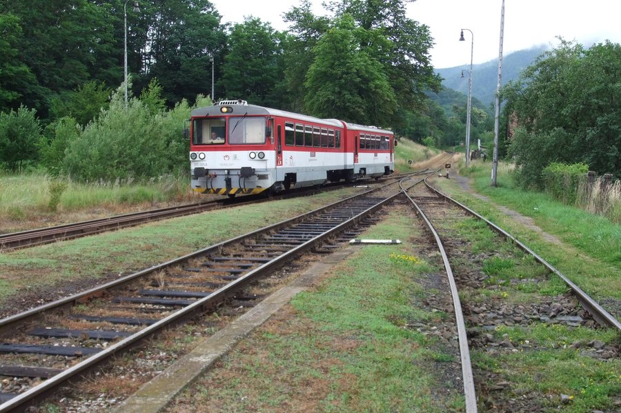 File:ZSSK 813 001 at Poltár 2.jpg