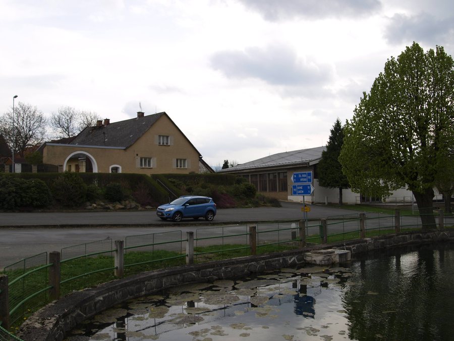 File:Pocinovice, náves.jpg