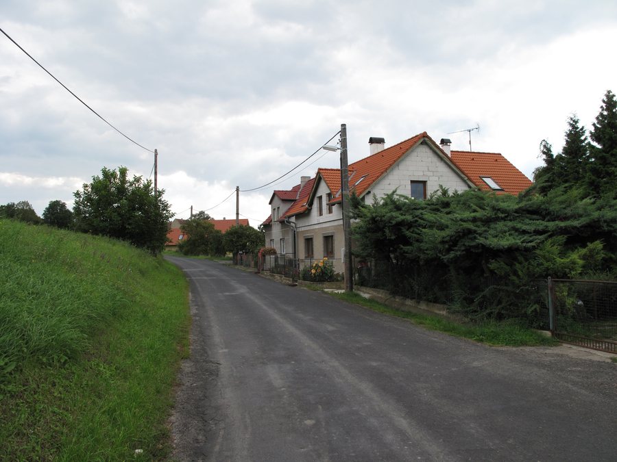 File:Malíč, cesta do Michalovic.JPG