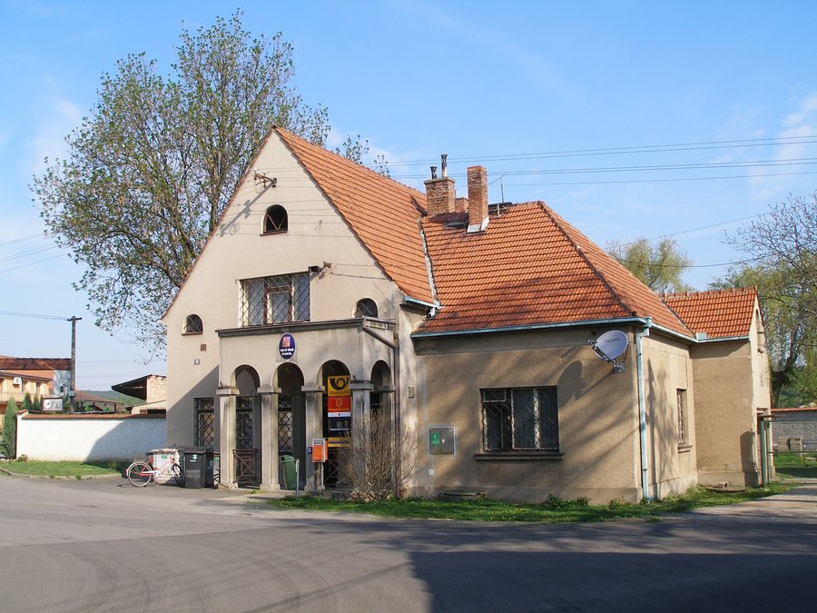 File:Spomyšl, obecní úřad s hasičárnou (2).JPG