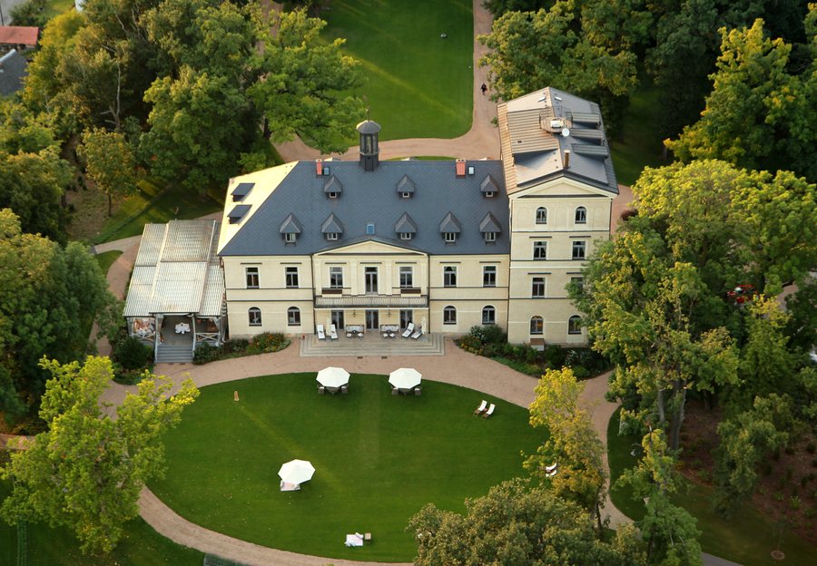 File:Mcely Castle.jpg