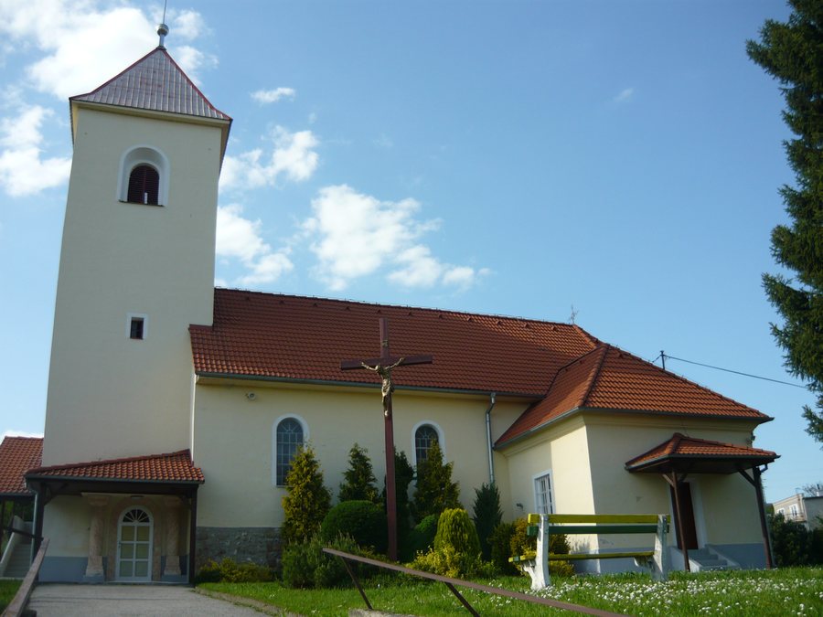 File:Malé Kršteňany - kostol.jpg