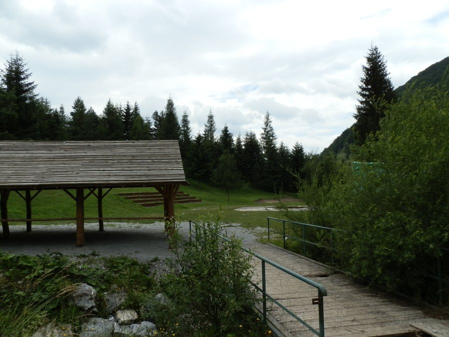File:Horný Vadičov- amfiteáter - panoramio.jpg