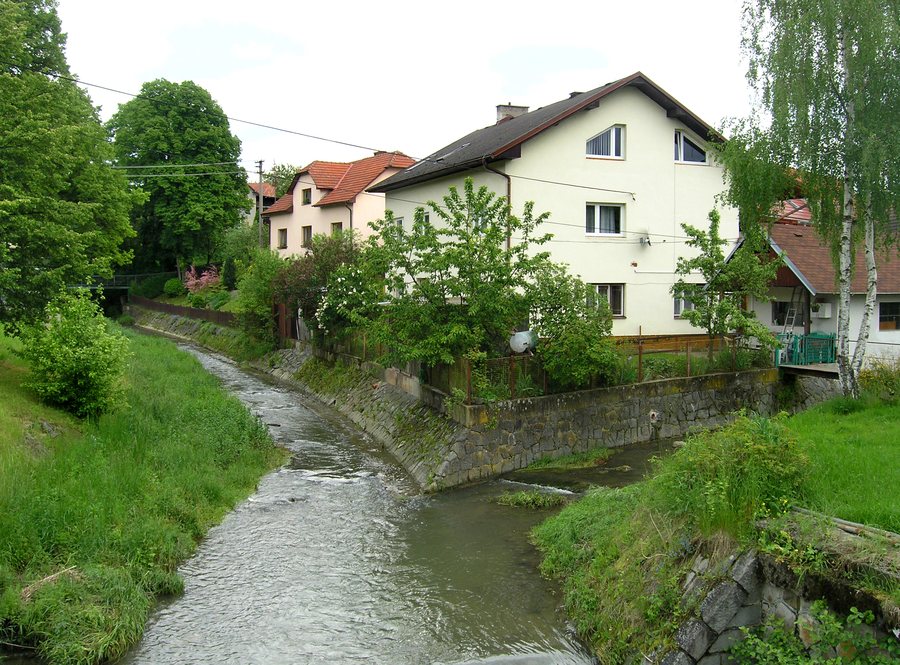 File:Lutonina, Lutoninka Creek.jpg