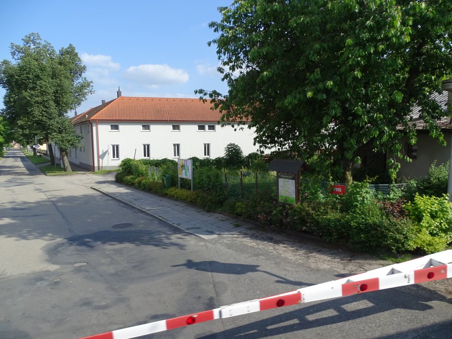 File:Třebestovice, Lípová, z vlaku.jpg