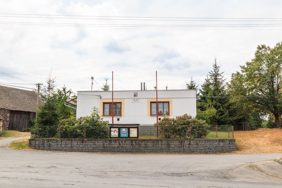 File:Leštinka obecní úřad.jpg