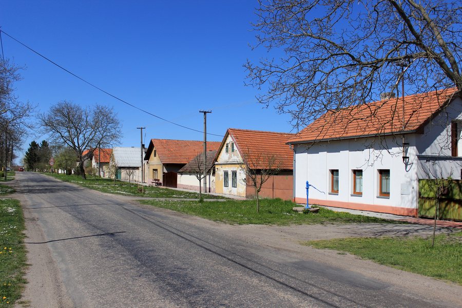 File:Kolaje, main street.jpg