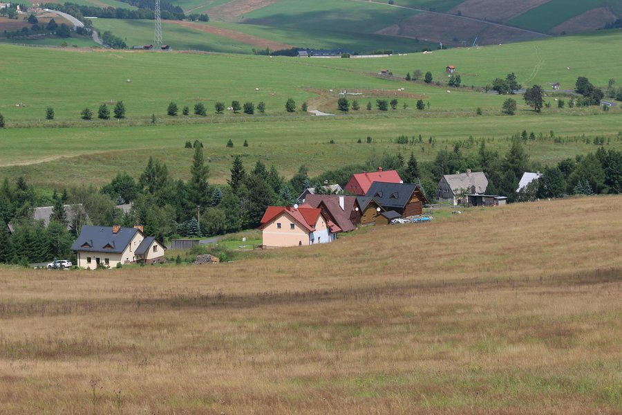 File:Loučná pod Klínovcem, Háj, south view.jpg