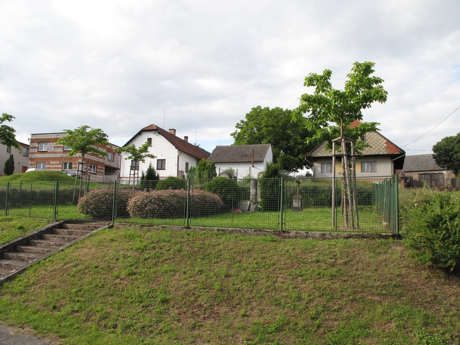 File:Skořice (okres Rokycany), domy.jpg