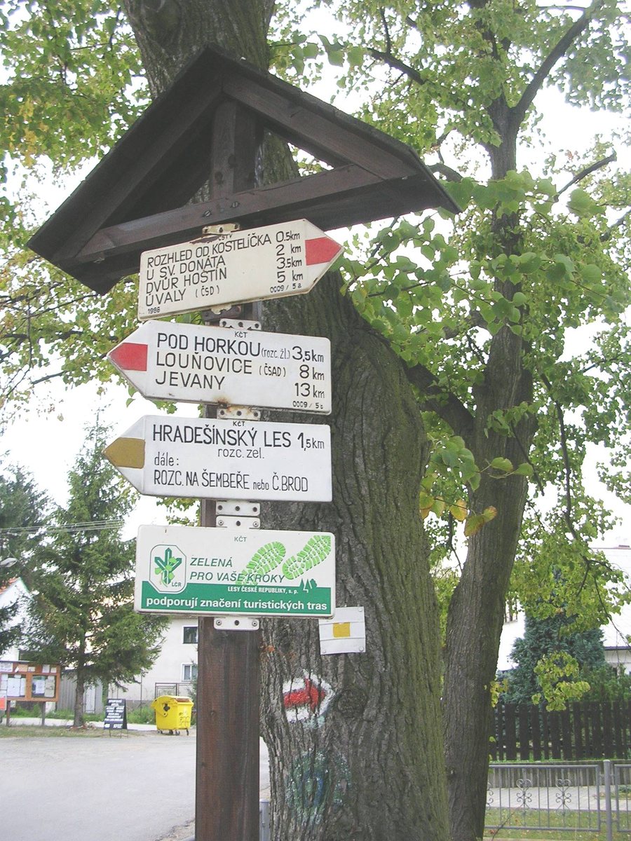 File:Hradešín, rozcestník.jpg