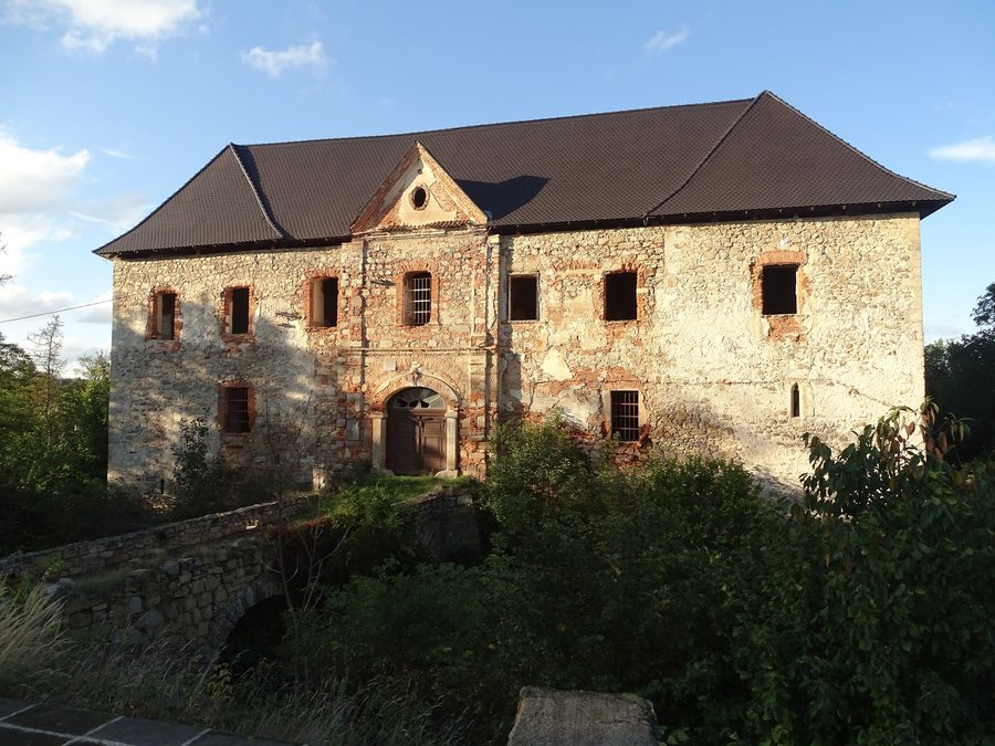 File:Prostiboř, Kopec, zřícenina zámku, jižní průčelí a most přes příkop.jpg