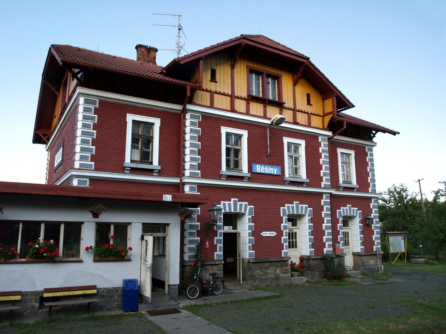 File:Běšiny - železniční stanice.jpg