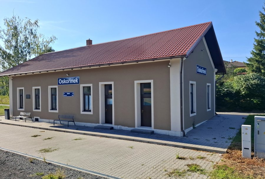File:Railway stop Oskořínek, Czechia.jpg