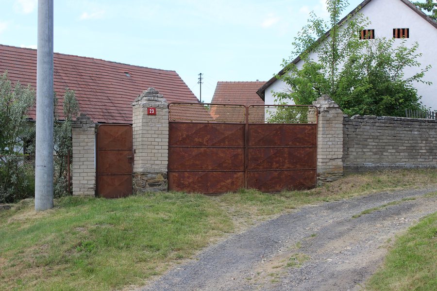 File:Němčice (Loket), brána.jpg