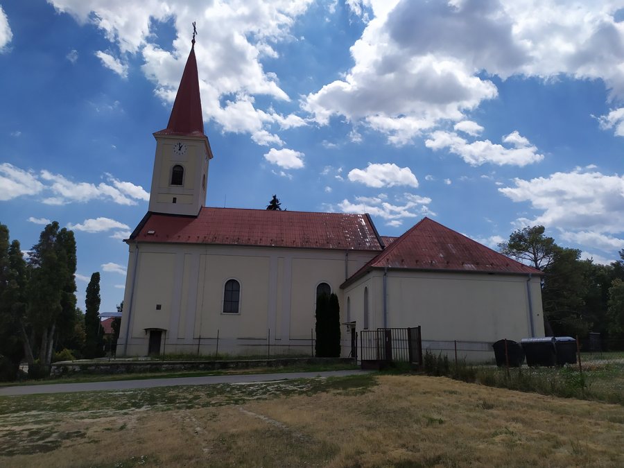 File:Veľké Zálužie kostol 01.jpg