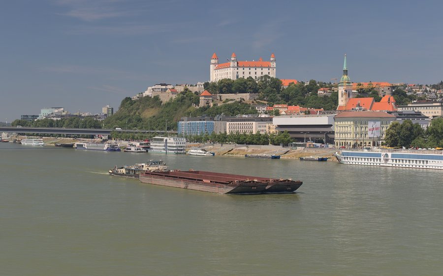 File:2017-06-15 SK Bratislava I & Bratislava V, Dunaj, Most SNP, Bratislavský hrad, Katedrála svätého Martina, Nosice 33000494, A'Rosa Bella 04801170 (50154313676).jpg