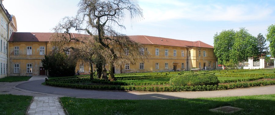 File:Horní Beřkovice, zámek (západní strana nádvoří).jpg