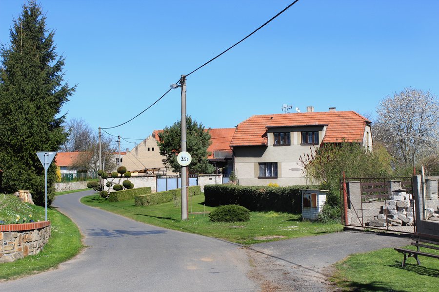 File:Krychnov, road to Poboří.jpg