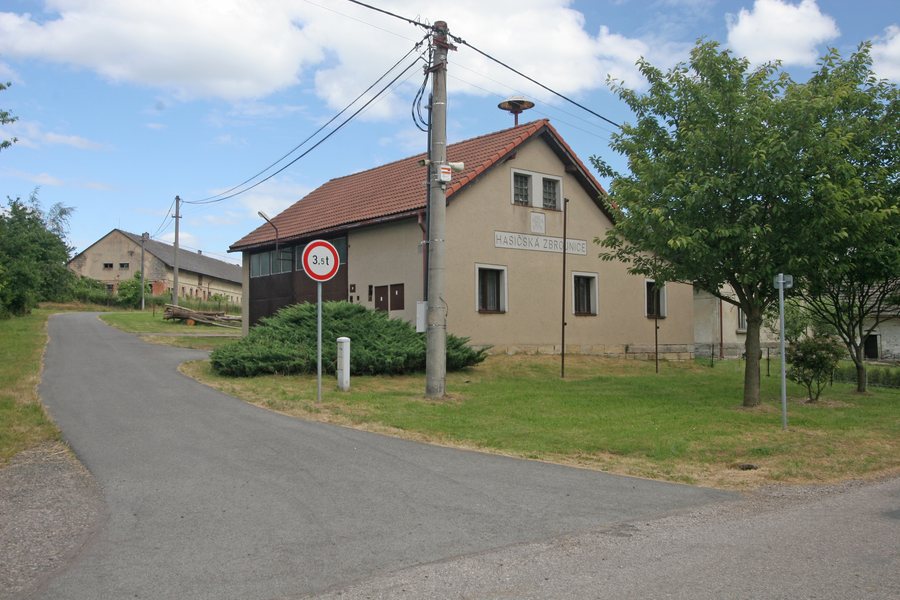 File:Libotov hasičská zbrojnice.JPG