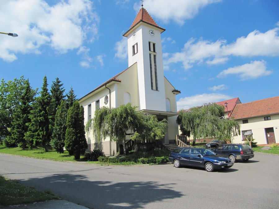 File:Žlutava-kostel.jpg