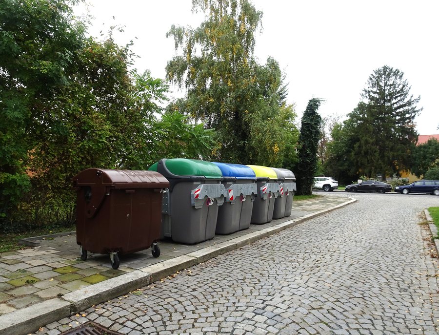 File:Přerov, Jilemnického, kontejnery.jpg