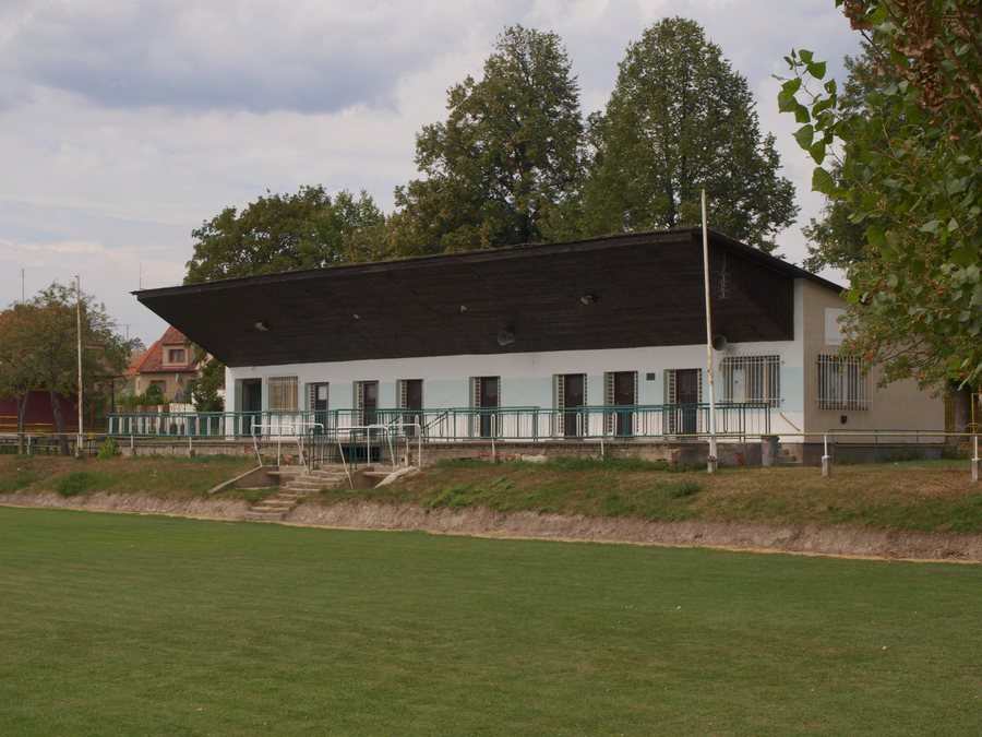 File:Neuměřice, hřiště.jpg