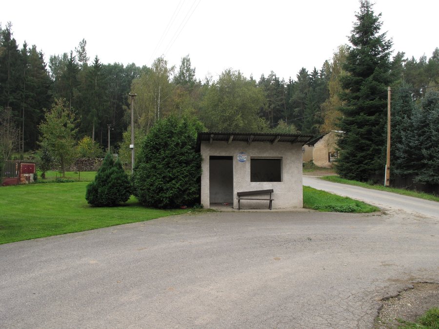 File:Roudný (Zvěstov), autobusová zastávka.jpg