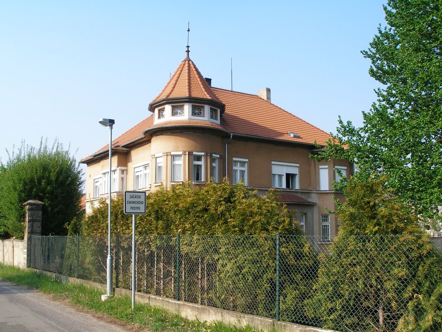 File:Dolní Beřkovice, vila.JPG
