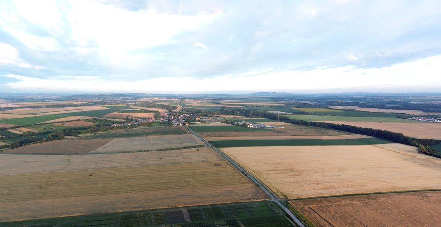 File:Bratčice – od západu.jpg
