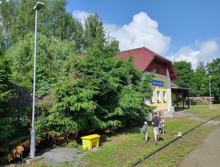 File:Staré Sedliště train station 2021.jpg