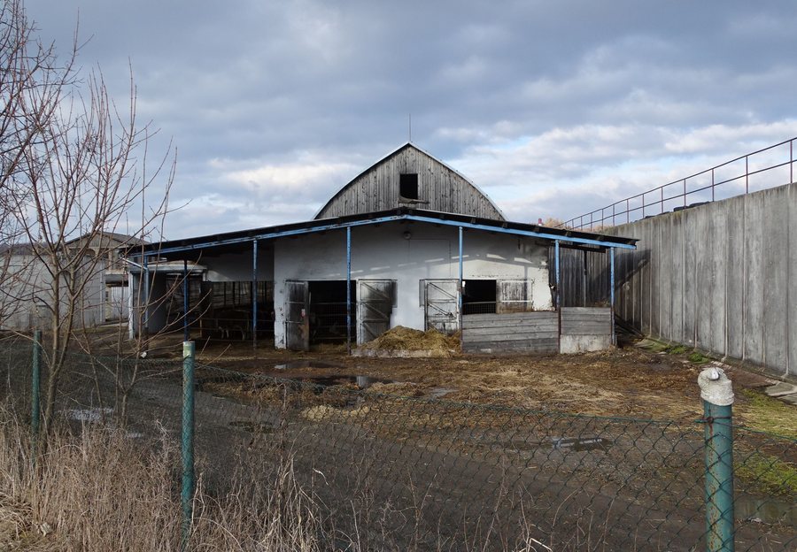 File:Krucemburk, farma, stáj.jpg