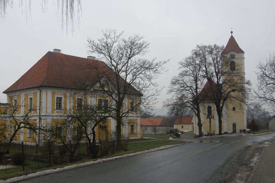 File:Rectory and Church (Cetkovice).JPG