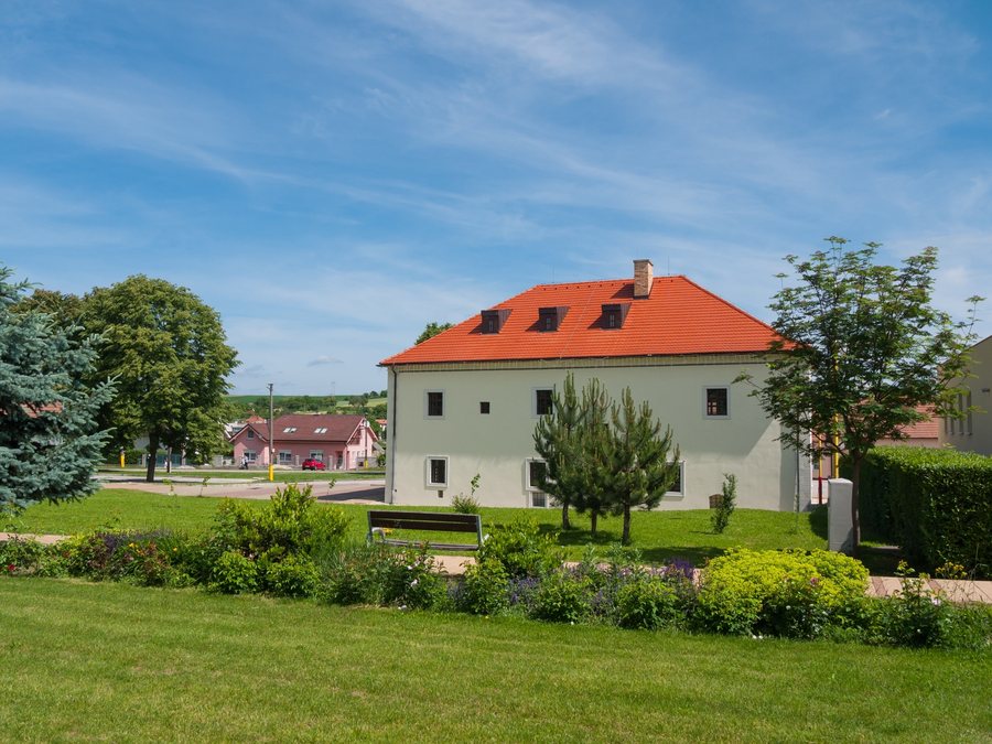 File:Rišňovce, Kaštieľ.jpg