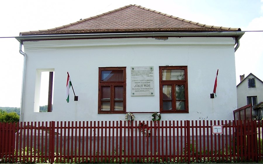 File:Jókai Mór emlékszoba és tájház, Tardona (2018).jpg