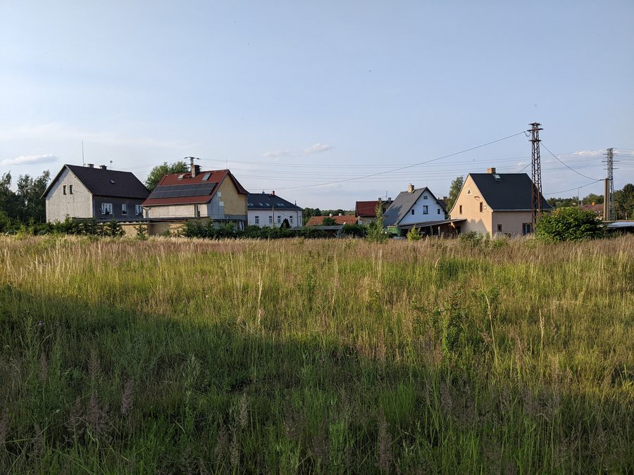 File:Svatava (Zwodau) - domky čp. 8, 80, 55 a 79 při ulicích Pohraniční stráže a Lísková.jpg