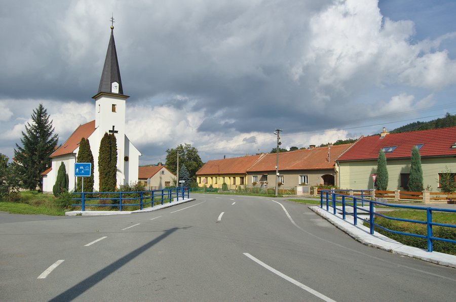 File:Kostel svatého Cyrila a Metoděje, Úsobrno, okres Blansko (03).jpg