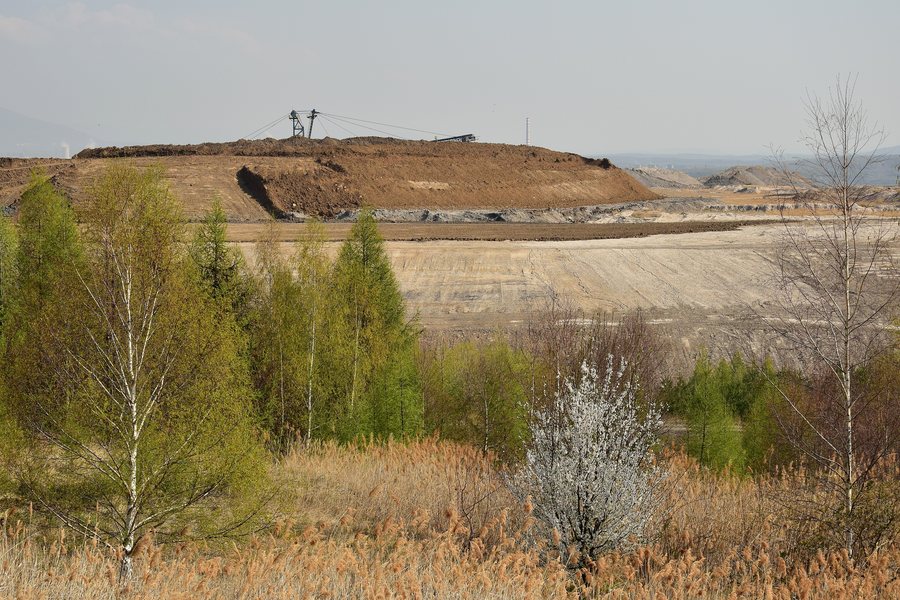 File:Vrskmaň 2019-04-06 Lom Vršany - výsypka.jpg