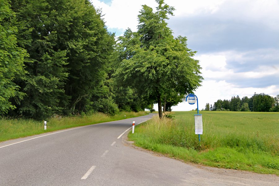 File:Sedlatice, bus stop 2.jpg