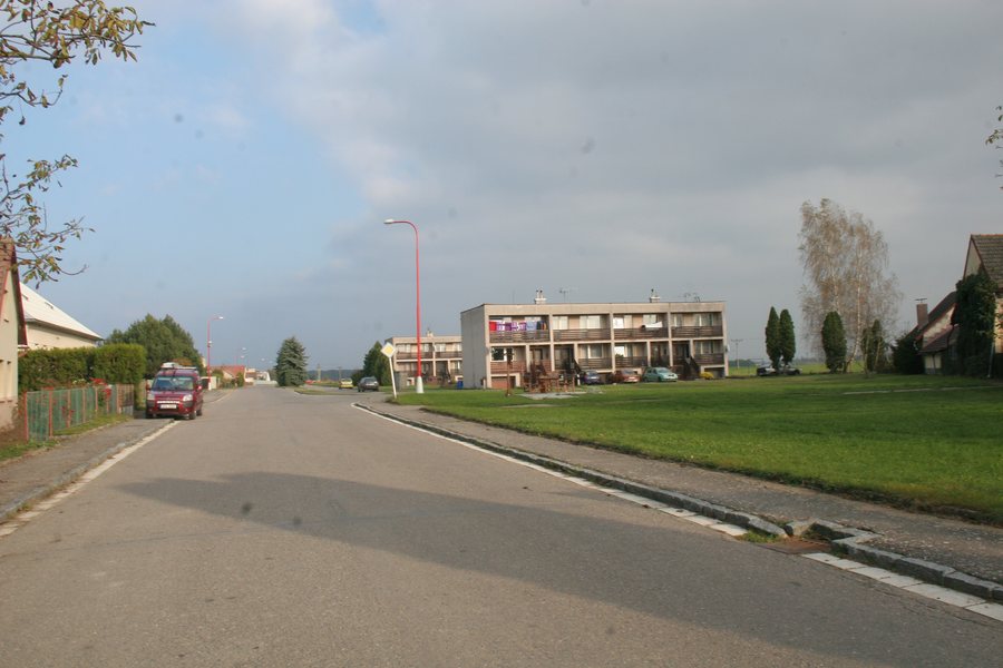 File:Trusnov bytovky.JPG