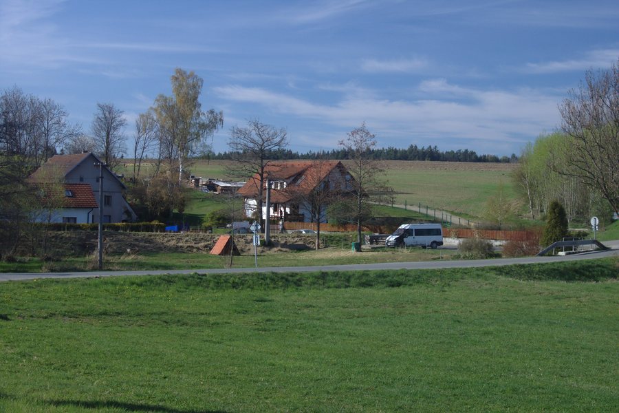 File:Jedlany, domy v Zahrádkách.jpg