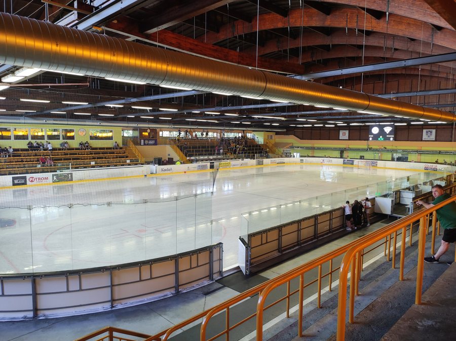 File:Zimní stadion Kadaň ledová plocha.jpg