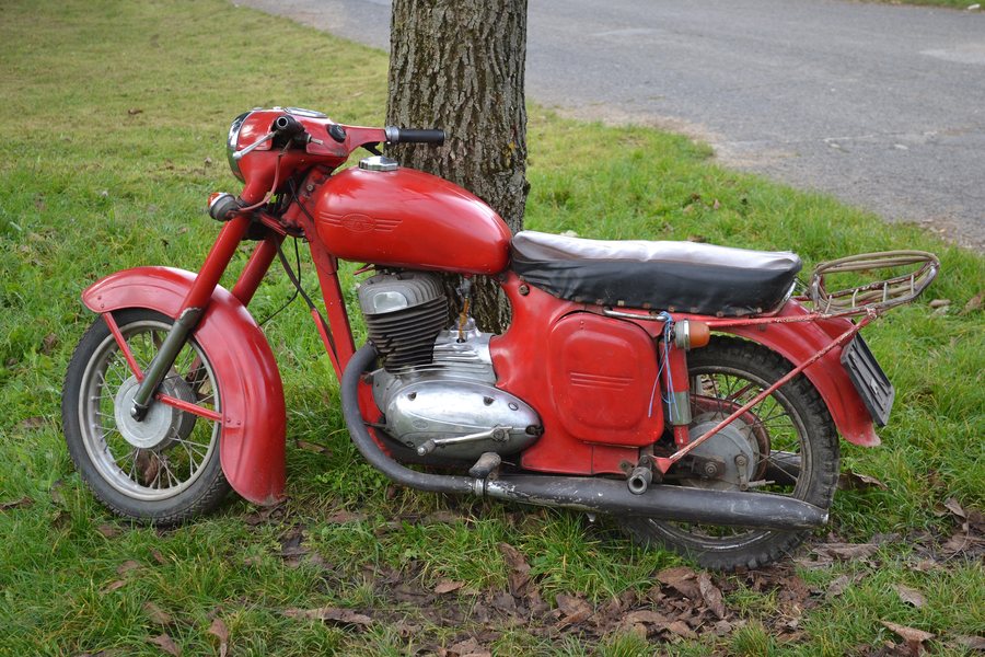 File:Motocykel JAWA 250 (Lovinobaňa).jpg