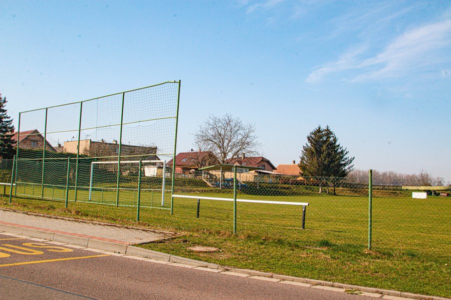 File:Fotbalové hřiště Ostřešany 01.jpg