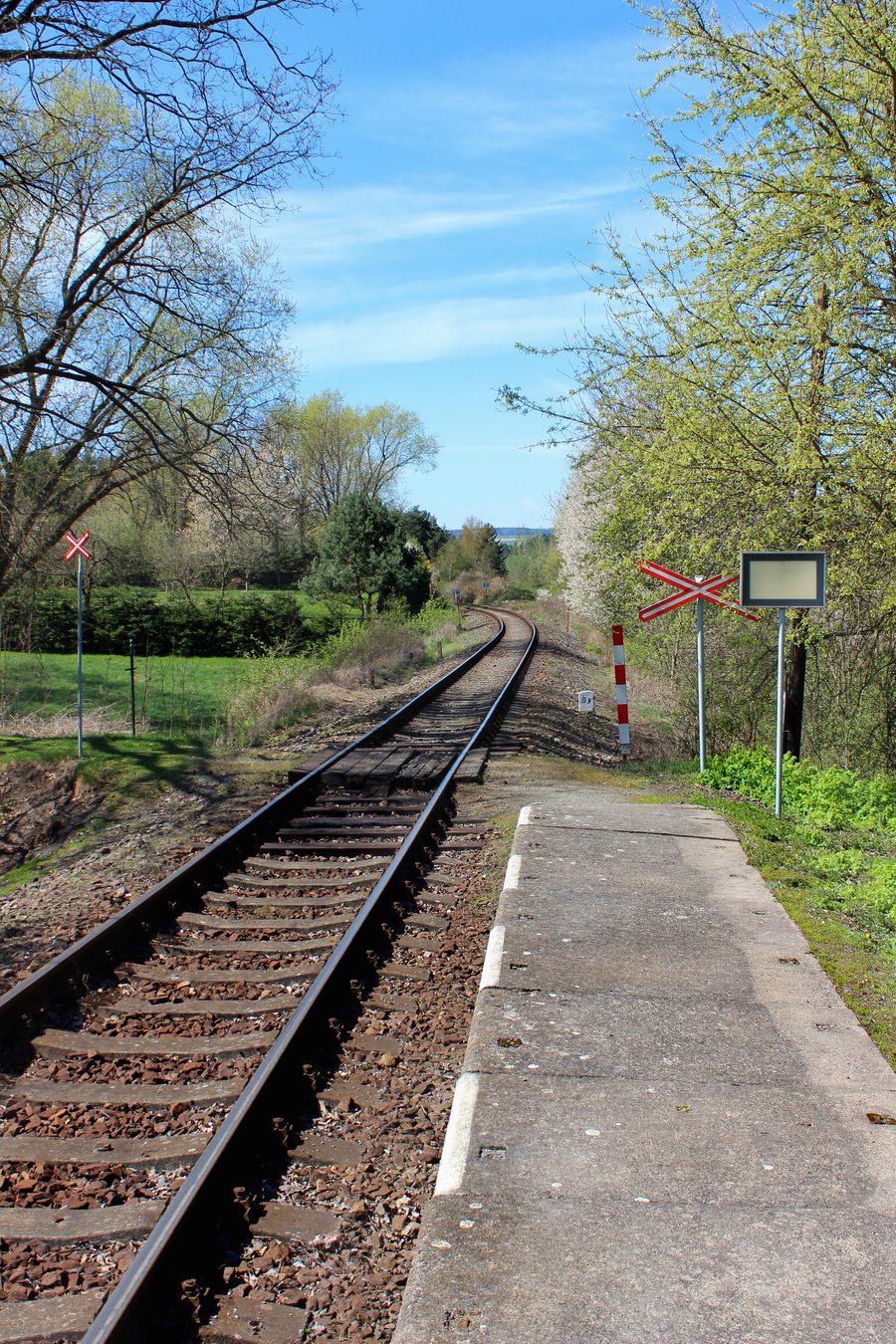 File:Kšice, Lomnička, train stop 2.jpg